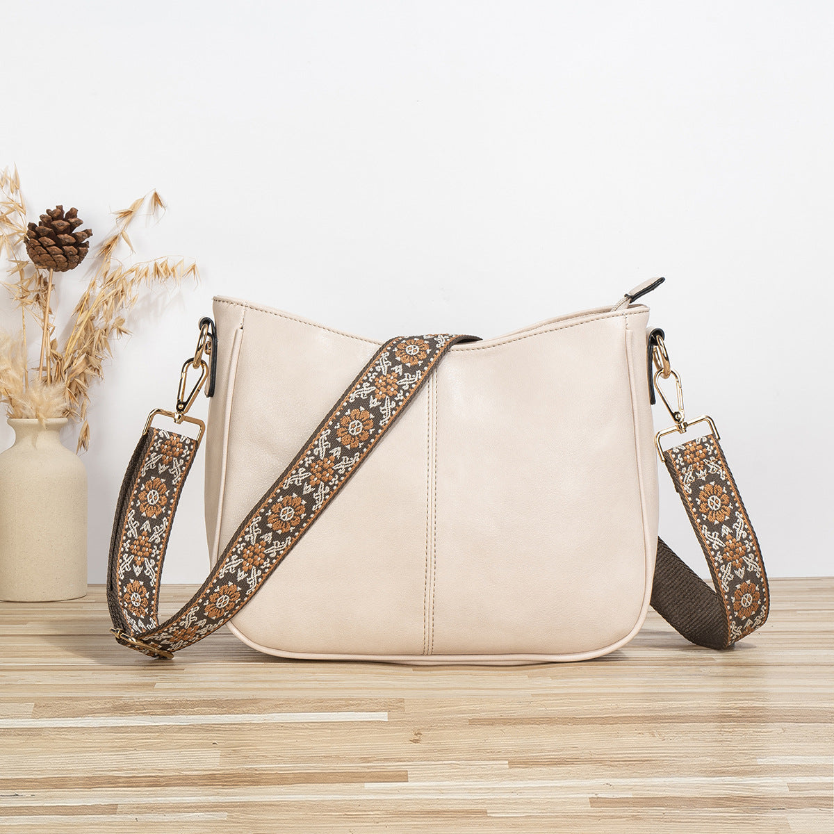 Shoulder bag with patterned strap in white