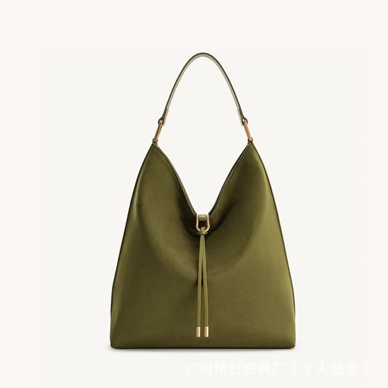Slouchy hobo shoulder bag in green velvet