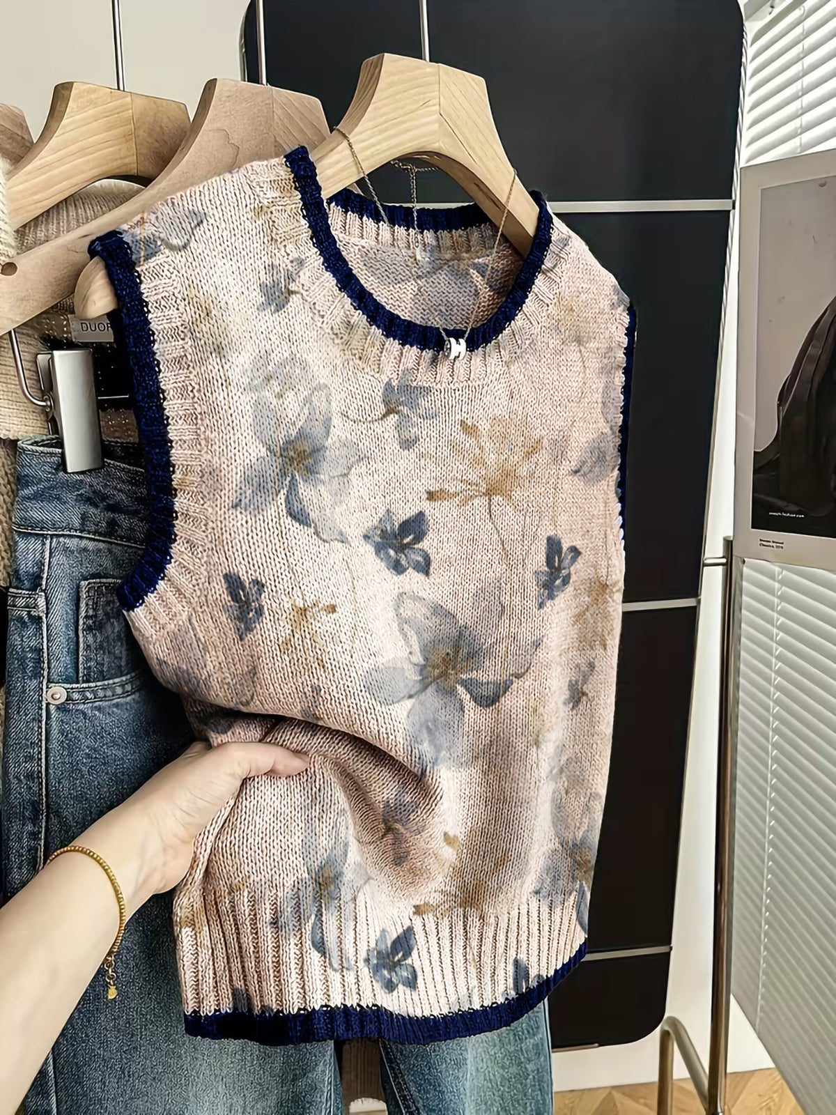 Hearth Knit Colour-Block Retro Vest