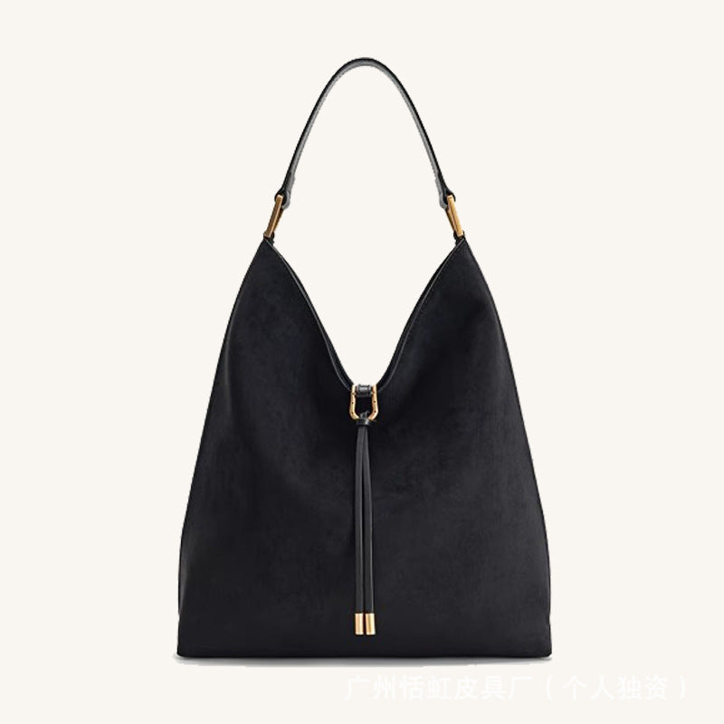 Slouchy hobo shoulder bag in black velvet
